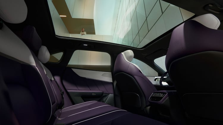 Habitacle du Mazda CX-6e avec toit panoramique vitré et sièges arrière