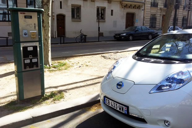 Paris : Anne Hidalgo pour la gratuité du stationnement en électrique