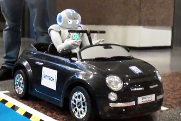 Insolite : un robot roule en voiture électrique !