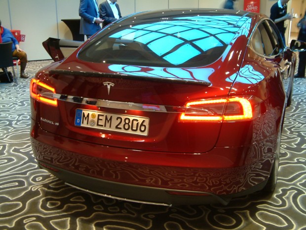 La Tesla S dans un salon