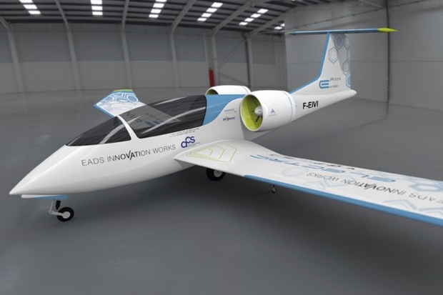 E-Fan : un petit avion-école électrique présenté au Bourget