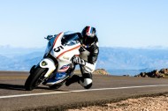 Une moto électrique remporte la course de Pikes Peak !