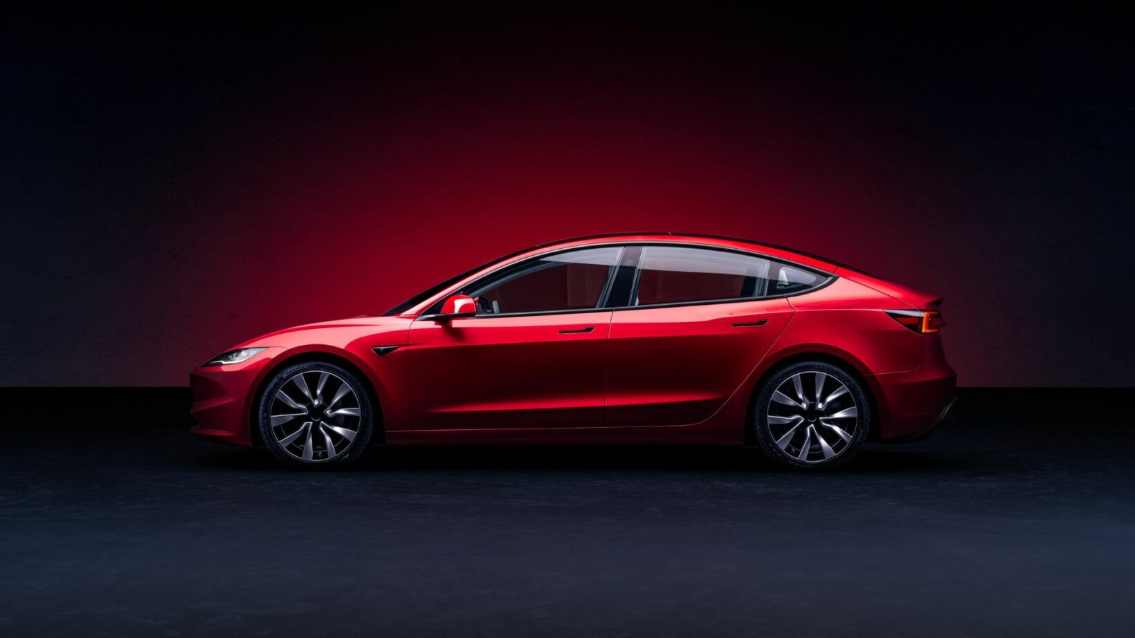 Les dimensions extérieures de la Tesla Model 3 sont : longueur de 4 720 mm, largeur (avec rétroviseurs) de 2 089 mm, largeur (sans rétroviseurs) de 1 850 mm, hauteur de 1 440 mm, empattement de 2 875 mm, porte-à-faux avant de 868 mm, porte-à-faux arrière de 977 mm, et une garde au sol de 138 mm.