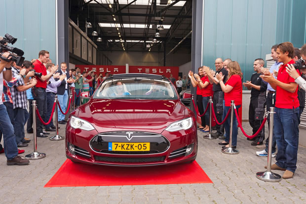 Tesla veut être le premier dans la voiture autonome