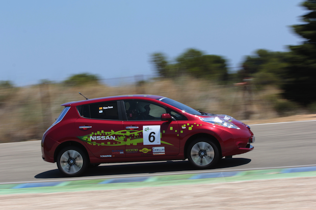 Une course automobile écologique et une Nissan Leaf avec deux batteries