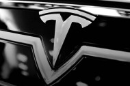 Suite aux incendies, Tesla renforce la Model S avec du titane
