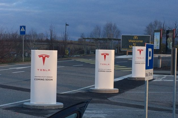 Tesla : Les superchargers arrivent (enfin) en France !