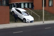Non, ce n’est pas l’autopilot qui a conduit cette Tesla dans les escaliers