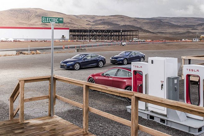 La Tesla Gigafactory est en cours de construction dans le Nevada. Ouverture prévue en 2017