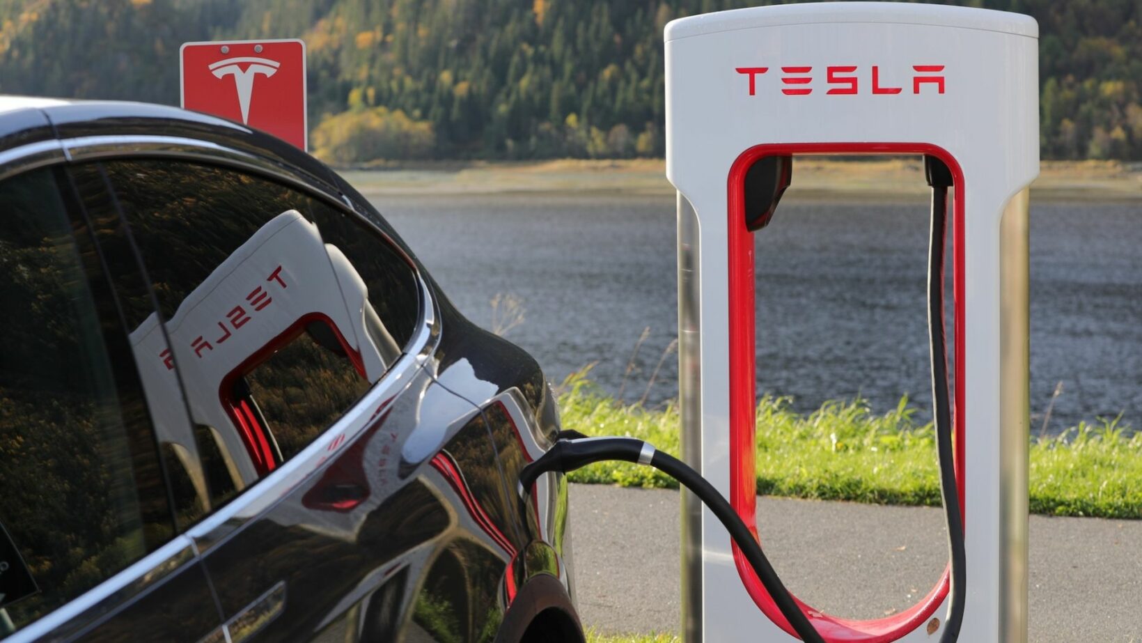 En 2012, Tesla a déployé son réseau de Superchargers, composé de bornes de recharge rapide en courant continu, développées en interne et initialement exclusives à ses clients.
