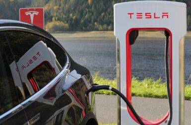 Superchargeurs : Tesla lance une formule d’abonnement moins chère