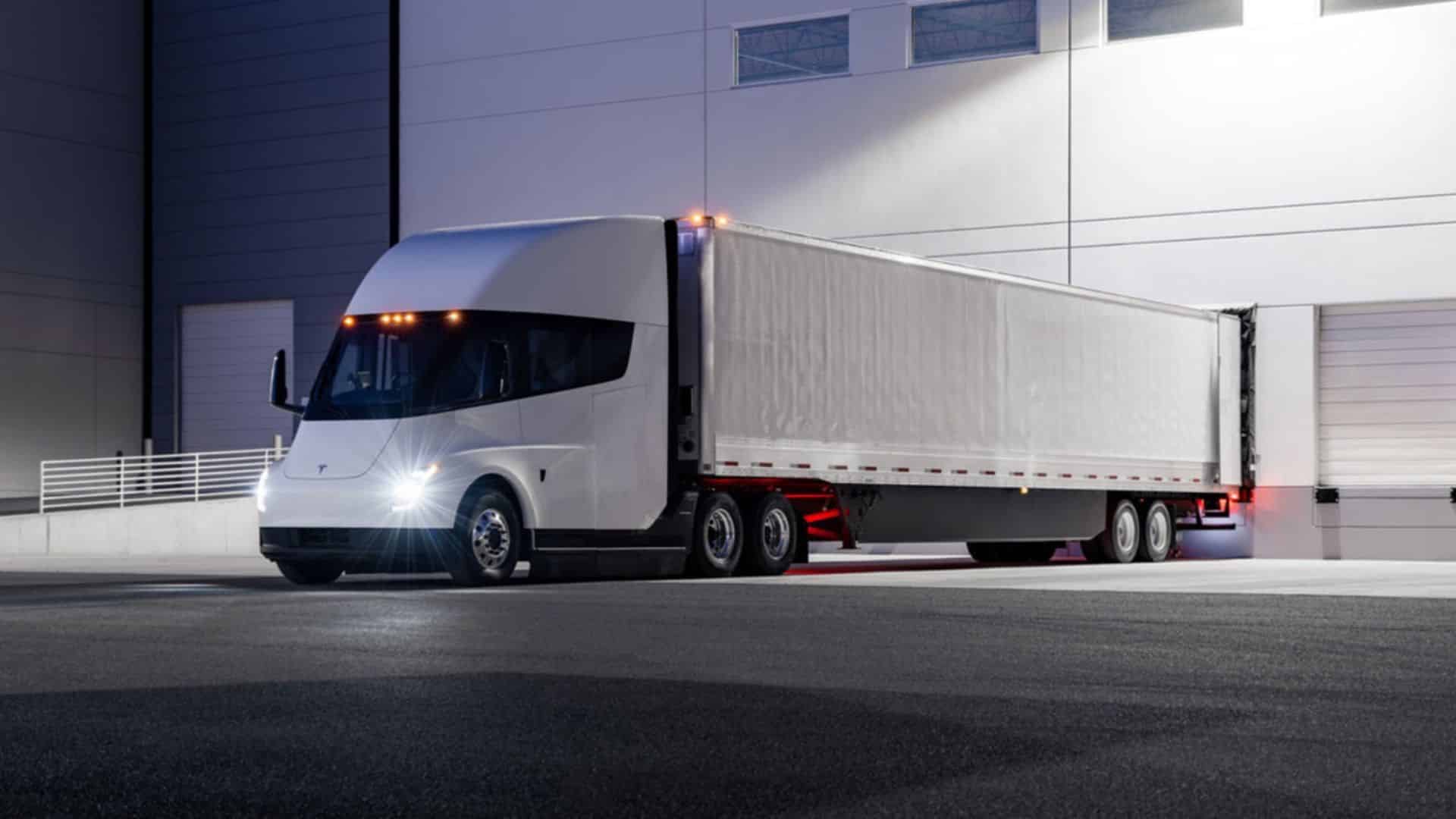 Le Tesla Semi est un camion électrique conçu pour le secteur du transport routier, offrant une autonomie impressionnante de 800 km.