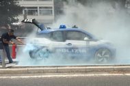 Une BMW i3 de la police italienne en feu à Rome