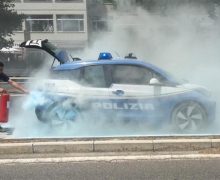 Une BMW i3 de la police italienne en feu à Rome