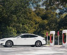 Tesla limite l’accès aux supechargeurs pour les taxis et VTC