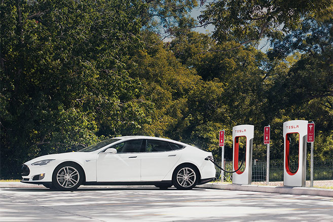 Tesla : les superchargeurs payants à partir de 2017