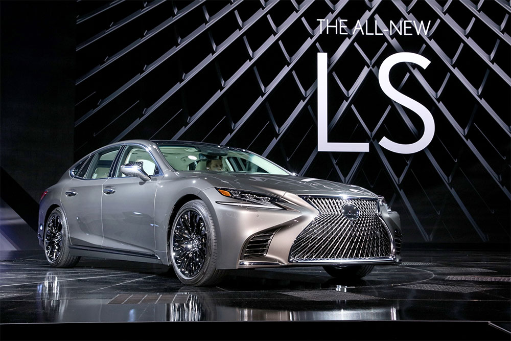 Comment le volant Papillon de Lexus enterre le Yoke Tesla ?