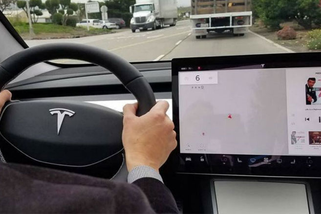 Tesla Model 3 : l'écran central pour seule instrumentation