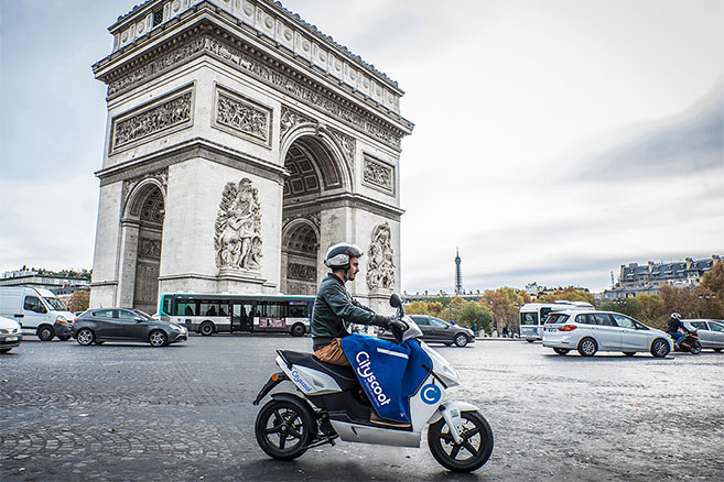 Les scooters électriques en libre-service envahissent Paris