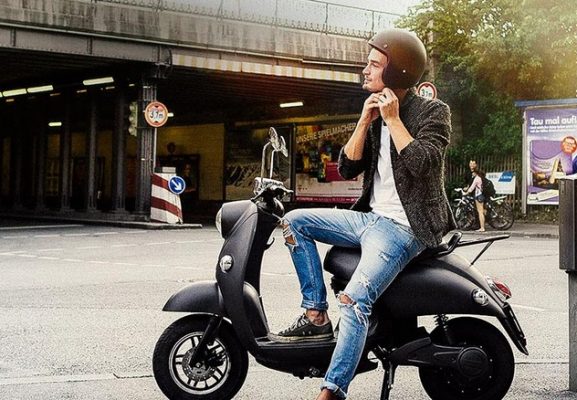 Trois scooters électriques autour de 3000 euros