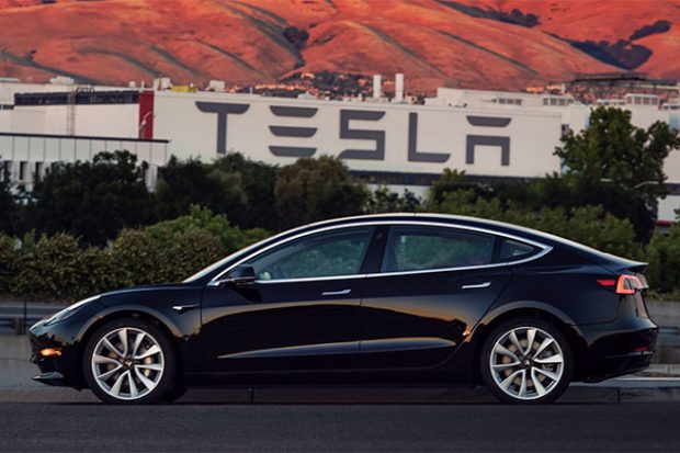 La première Tesla Model 3 « de série » sort des lignes de production