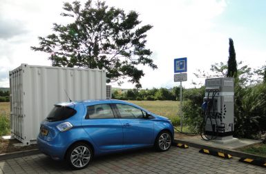 Renault lance la recharge rapide alimentée par des batteries usagées