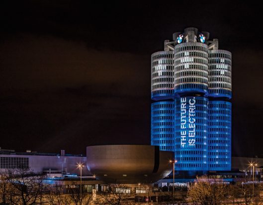 BMW célèbre les 100.000 véhicules électrifiés vendus en 2017 en transformant son siège en batterie géante