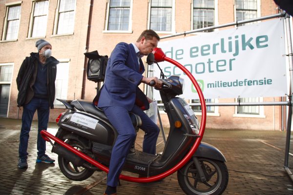Pays-Bas : ce scooter renvoie les gaz d’échappement à son conducteur