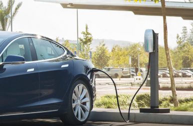 Tesla lance un programme de recharge au travail