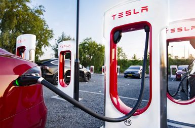 Tesla recule sur la hausse du prix des superchargeurs