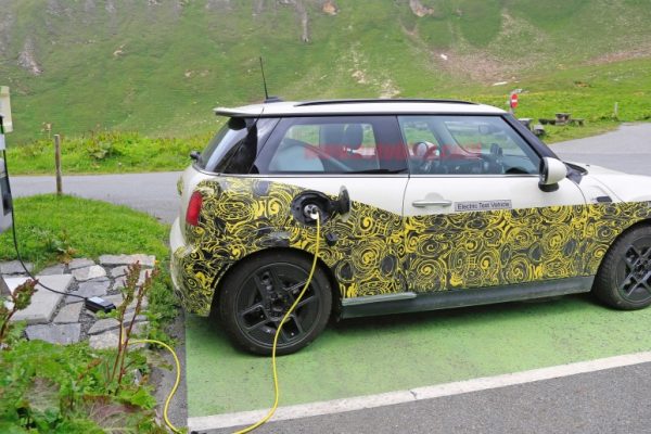 La Mini électrique surprise dans les Alpes
