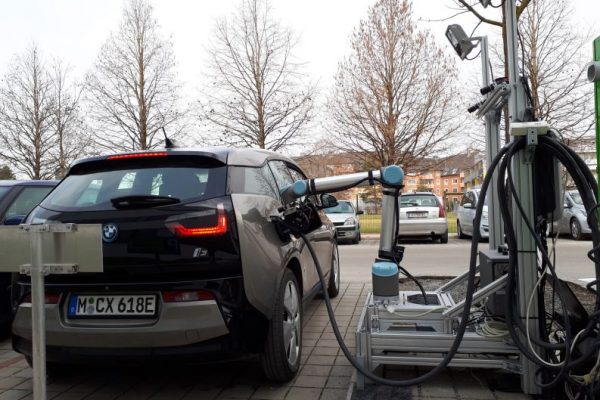 Cette BMW i3 se recharge grâce à un bras robotisé