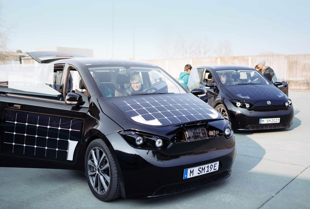 La voiture couverte de panneaux solaires de Sono Motors est moche