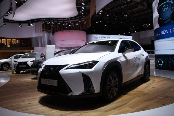 Le crossover hybride Lexus UX 250h en vedette à Paris