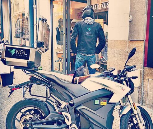 Romain Angelaud, coursier-livreur en moto électrique Zero à Nantes, via Cooltra