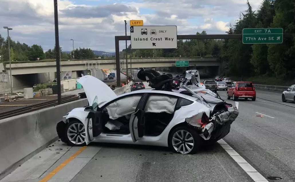 L'Autopilot d'une voiture Tesla anticipe un accident - Sciences et Avenir