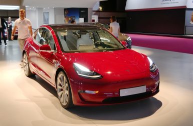 Mondial de l’Automobile : la Tesla Model 3 est bien là !