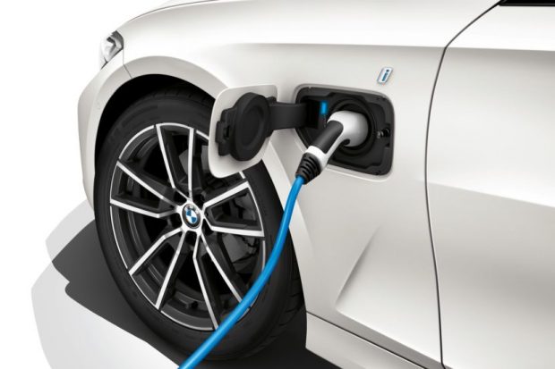 La BMW Série 3 hybride rechargeable gagne en performances