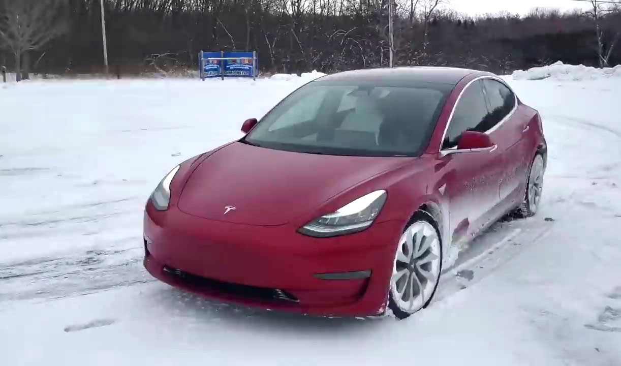 Tesla Model 3 Propulsion sur la neige: ça passe ou ça casse? 