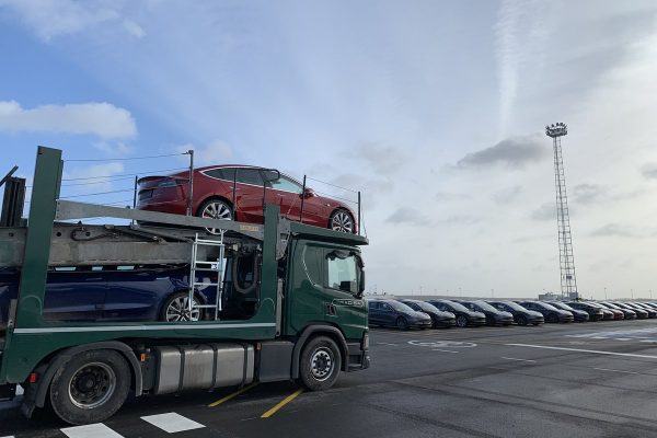 Tesla demande à ses salariés de livrer 30.000 voitures