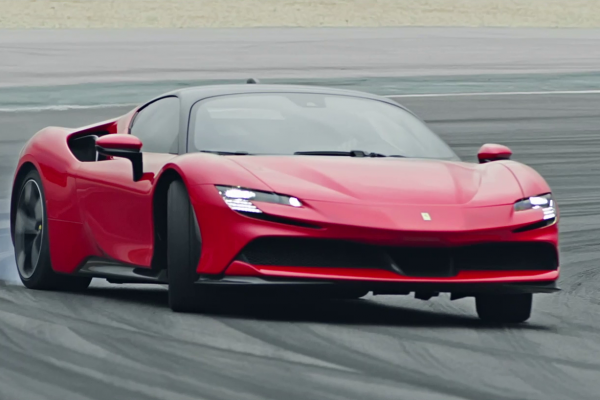 Ferrari SF90 Stradale : le cheval cabré met la prise à l’étrier