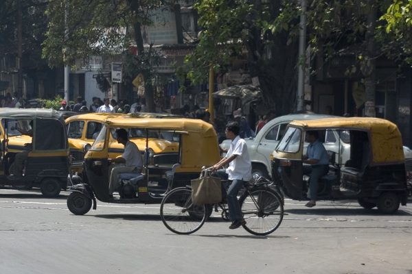 En Inde, les scooters et rickshaws contraints de siphonner l’électricité