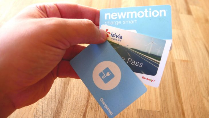 plusieurs badges et cartes de recharge de differents operateurs
