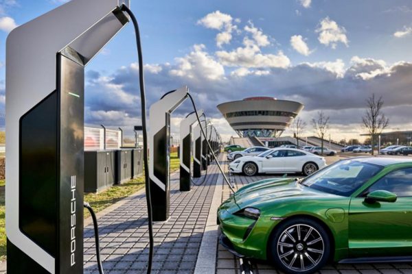 Porsche ouvre le parc de recharge rapide le plus puissant d’Europe