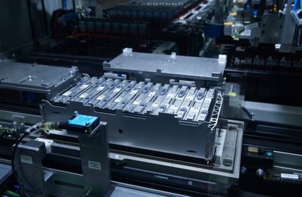 Voiture électrique et batteries solides : la recherche avance