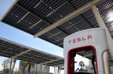Découverte en vidéo du Superchargeur Tesla de Las Vegas