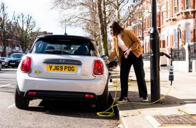 Londres : des lampadaires transformés en bornes recharge