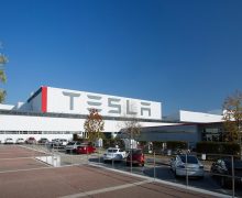 Tesla : Elon Musk rouvre son usine quitte à finir en prison