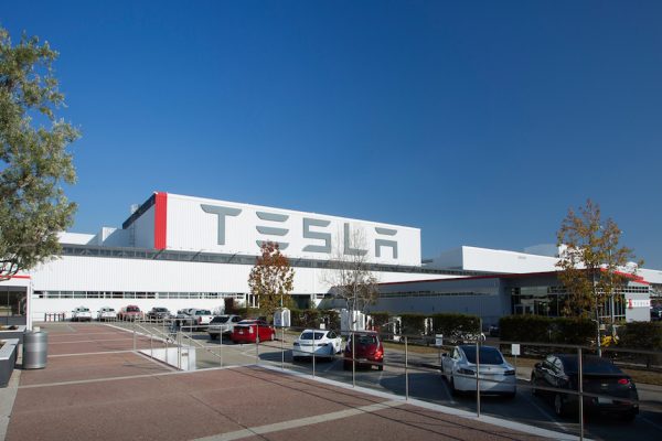 Tesla : Elon Musk rouvre son usine quitte à finir en prison