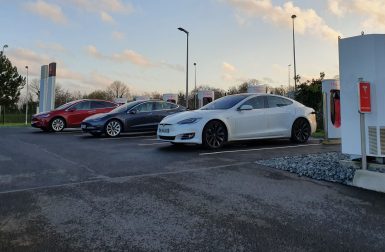 Tesla : le point sur les dernières mises à jour et le déploiement des superchargeurs